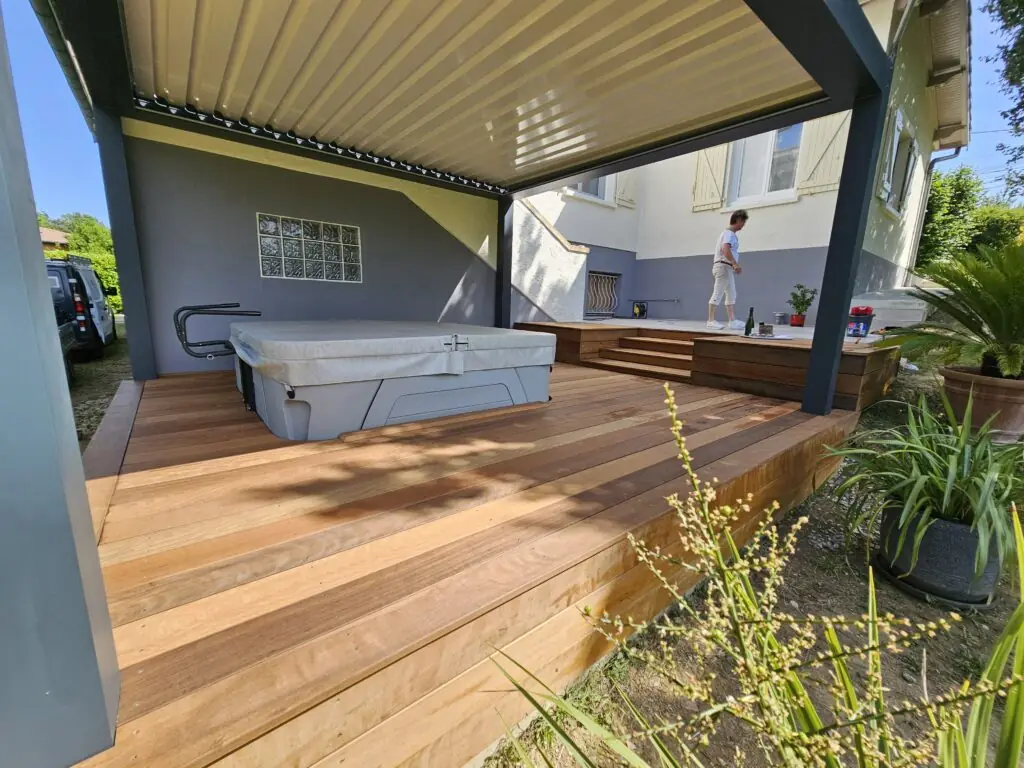 Piscine avec terrasse bois pour espace détente extérieur
