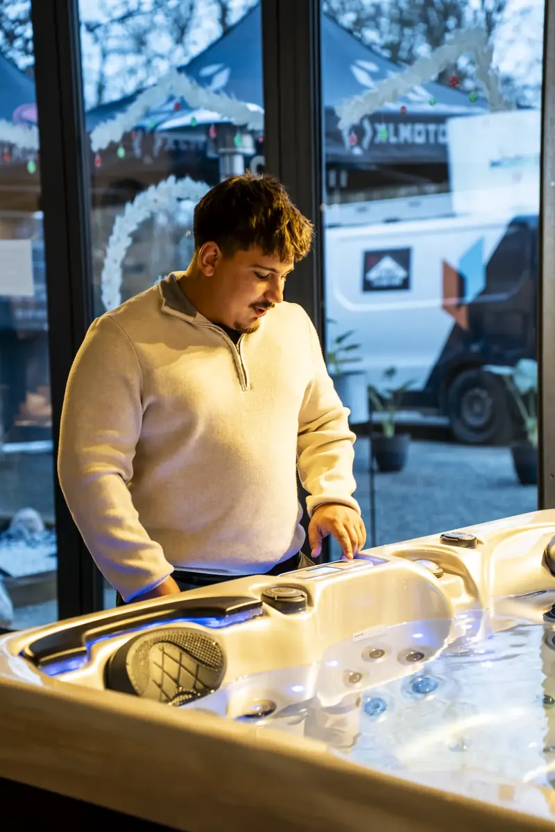 Spa extérieur installé sur une terrasse bois