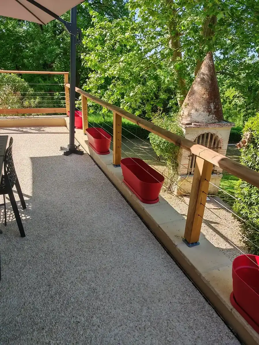 Terrasse avec garde-corps bois et câbles