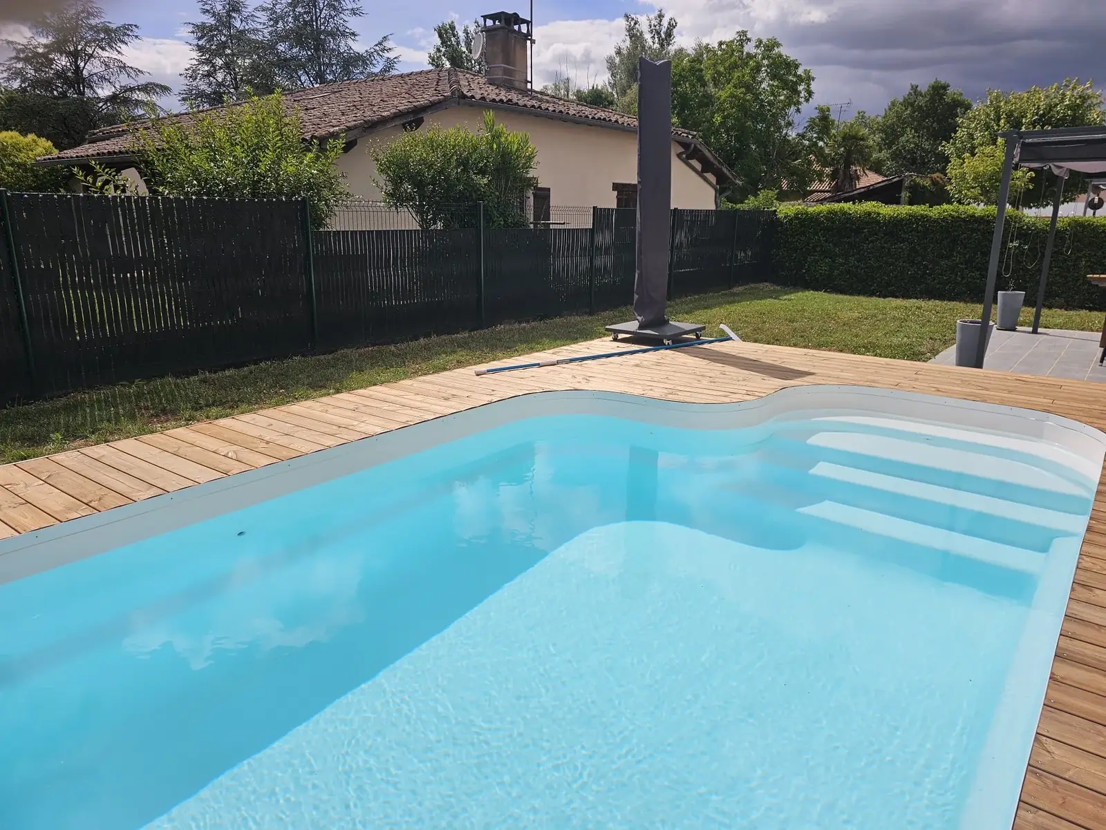 Piscine avec terrasse bois pour espace détente extérieur