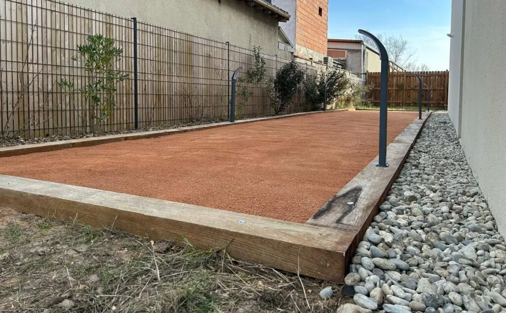 Terrain de pétanque extérieur avec espace détente